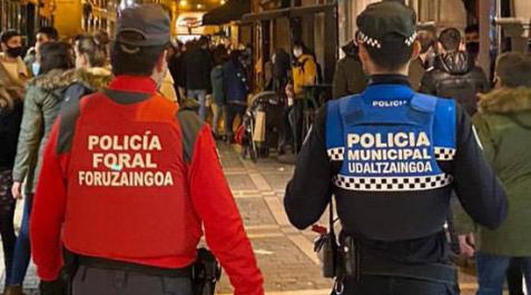 Agentes de Policía Municipal y Policía Foral patrullan por las calles de Pamplona. Agentes de Policía Municipal y Policía Foral patrullan por las calles de Pamplona.