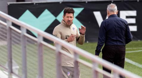 El técnico del Atlético de Madrid, Diego Pablo Simeone, durante el entrenamiento del equipo de este sábado en la Ciudad deportiva Wanda en Majadahonda. El técnico del Atlético de Madrid, Diego Pablo Simeone, durante el entrenamiento del equipo de este sábado en la Ciudad deportiva Wanda en Majadahonda.