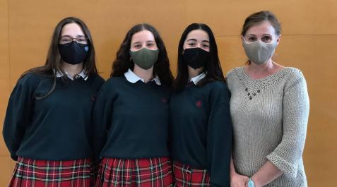 De izquierda a derecha, Loreto Viñeta, Eugenia Moratinos y Sofía Bergasa, ganadoras de la VIII edición del concurso Vidiomas, junto con la profesora Sofía Bergasa. De izquierda a derecha, Loreto Viñeta, Eugenia Moratinos y Sofía Bergasa, ganadoras de la VIII edición del concurso Vidiomas, junto con la profesora Sofía Bergasa.