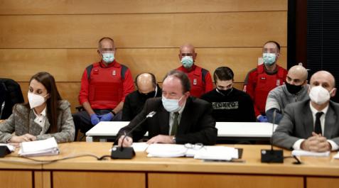 En primer término, los abogados de los acusados por el crimen de Cáseda y, detrás, los tres procesados. En primer término, los abogados de los acusados por el crimen de Cáseda y, detrás, los tres procesados.