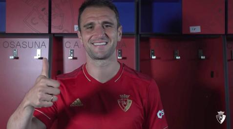 Kike García levanta el pulgar como gesto de felicidad a su llegada a Pamplona, donde se puso la camiseta de Osasuna. Kike García levanta el pulgar como gesto de felicidad a su llegada a Pamplona, donde se puso la camiseta de Osasuna.