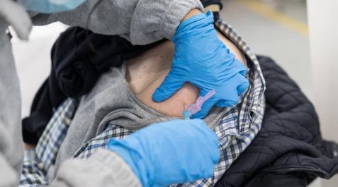 Una persona recibe la vacuna frente al coronavirus. Una persona recibe la vacuna frente al coronavirus.