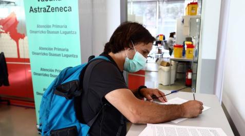 Vacunación con la segunda dosis a los profesionales navarros que recibieron la primera de Astrazeneca Imágenes de la vacunación en Forem