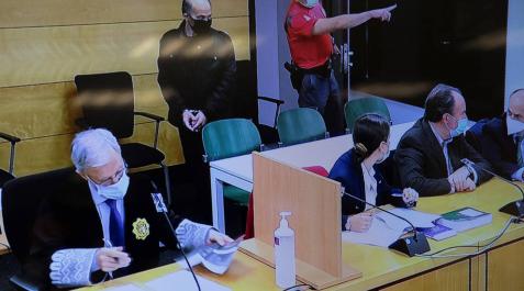 El jurado popular del crimen de Cáseda considera que Juan Carlos J. (segundo por la izquierda2i) es autor de un delito de asesinato, al igual que su hijo Emilio, mientras que ha declarado inocente a su hijo Juan Carlos. El jurado popular del crimen de Cáseda considera que Juan Carlos J. (segundo por la izquierda2i) es autor de un delito de asesinato, al igual que su hijo Emilio, mientras que ha declarado inocente a su hijo Juan Carlos.