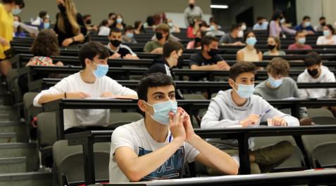 Alumnos durante la Selectividad