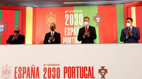 El rey Felipe VI, el presidente de la república de Portugal, Marcelo Rebelo de Sousa, y los presidentes del Gobierno, Pedro Sánchez y Antonio Costa, en el acuerdo de la candidatura conjunta de España y Portugal al Mundial 2030. El rey Felipe VI, el presidente de la república de Portugal, Marcelo Rebelo de Sousa, y los presidentes del Gobierno, Pedro Sánchez y Antonio Costa, en el acuerdo de la candidatura conjunta de España y Portugal al Mundial 2030.