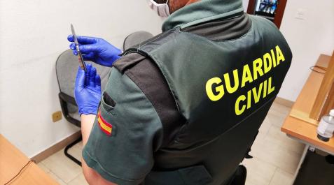 Detenida tras intentar apuñalar a un guardia civil en una tienda de Pamplona Detenida tras intentar apuñalar a un guardia civil en una tienda de Pamplona