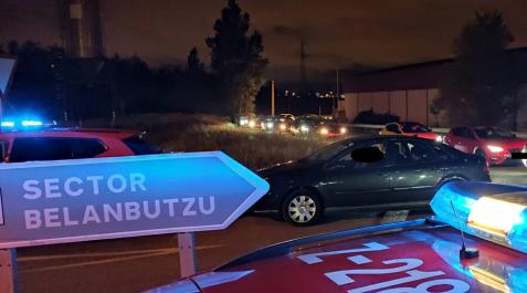 La Policía foral controla los vehículos en el polígono de Tajonar. La Policía foral controla los vehículos en el polígono de Tajonar.