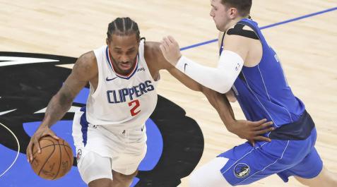 Doncic intenta detener a un soberbio Kawhi Leonard. Doncic intenta detener a un soberbio Kawhi Leonard.