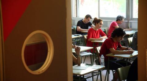 oposiciones Aspirantes durante las pruebas teóricas de una oposición en Navarra