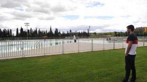 David Ros, gerente de la ciudad deportiva de Tafalla, contempla las piscinas de verano David Ros, gerente de la ciudad deportiva de Tafalla, contempla las piscinas de verano