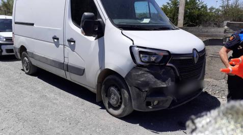 Un herido en un accidente entre una furgoneta y un tractor Un herido en un accidente entre una furgoneta y un tractor