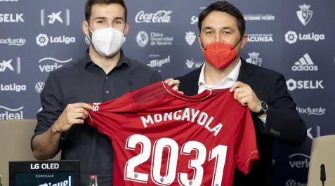 Moncayola junto a Braulio Vázquez con una camiseta con el año hasta el que ha renovado con Osasuna Moncayola junto a Braulio Vázquez con una camiseta con el año hasta el que ha renovado con Osasuna