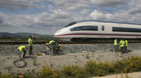 UNOS 13.000 VIAJEROS Y 40 TRENES AFECTADOS POR EL CORTE DE CABLES DEL AVE