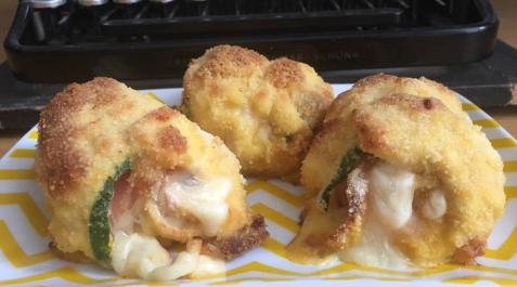 Imagen de los rollitos de pollo con calabacín, jamón y queso