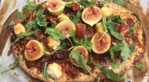 Imagen de la pizza de higos, quesos, jamón y rúcula