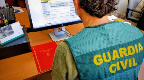 Un agente de la Guardia Civil. Un agente de la Guardia Civil.