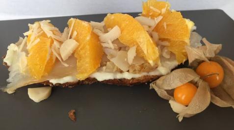 Tosta de bacalao ahumado con naranja