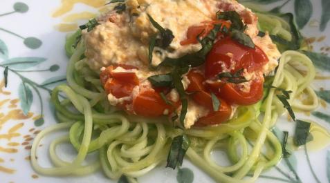 Imagen de los espaguetis de calabacín con feta y cherrys