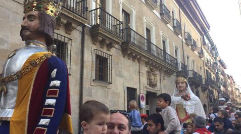 Los gigantes y cabezudos salen por el Privilegio de la Unión Los gigantes y cabezudos conmemoran en las calles de Pamplona el Privilegio de la Unión