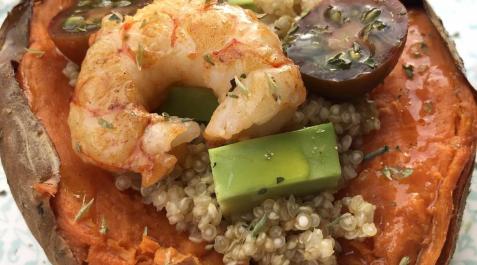 Imagen del boniato relleno de ensalada de quinoa