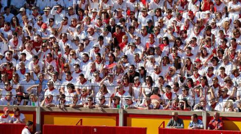 Búscate en el tendido de la corrida del día 14 de julio Público asistente a la Plaza de Toros de Pamplona durante la octava corrida de la Feria del Toro 2019 con la ganadería de Miura para los diestros Rafaelillo, Octavio Chacón y Juan Leal.