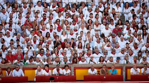 Búscate en el tendido de la corrida del día 10 de julio Público asistente a la Plaza de Toros de Pamplona durante la cuarta corrida de la Feria del Toro 2018.