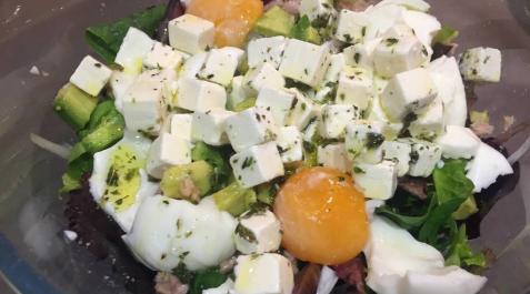Imagen de la ensalada de quinoa con bien de queso feta