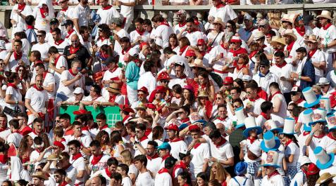 Público asistente a la Plaza de Toros de Pamplona durante la tercera corrida de la Feria del Toro 2019 con la ganadería de José Escolar para los diestros Fernando Robleño, Javier Castaño y Pepe Moral.