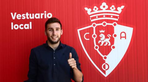 Jon Moncayola posa para este periódico a pie del estadio de El Sadar. Jon Moncayola posa para este periódico a pie del estadio de El Sadar.
