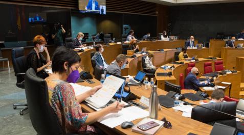 El Parlamento foral apoya que los centros educativos puedan recuperar su horario El Parlamento foral apoya que los centros educativos puedan recuperar su horario