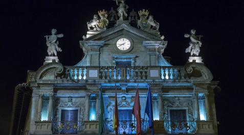 El Ayuntamiento ilumina hoy viernes de color azul la fachada de la Casa Consistorial El Ayuntamiento ilumina hoy viernes de color azul la fachada de la Casa Consistorial