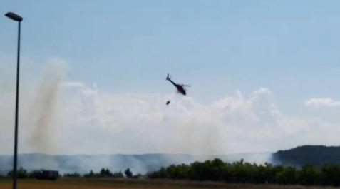 Bomberos de Navarra trabajan en la extinción de un incendio en Puente la Reina