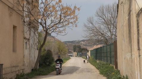 Camino sin asfaltar junto a la acequia del Molinar en Tudela.