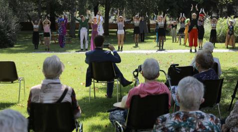 Los actores y bailarines de Jaso Ikastola agradecen los aplausos de los residentes de la Meca.