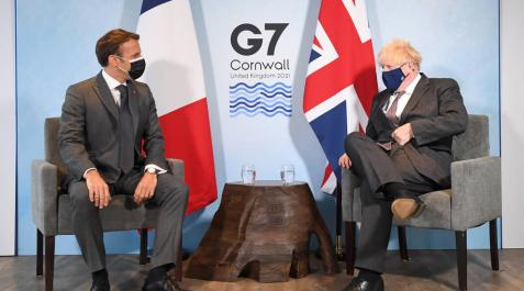 Reunión bilateral, al margen de la cumbre del G7, entre el presidente francés, Emmanuel Macron, y el primer ministro británico, Boris Johnson.
