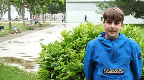 Pablo Álvarez Gastearena en el patio del instituto, con la mascarilla retirada para la foto.