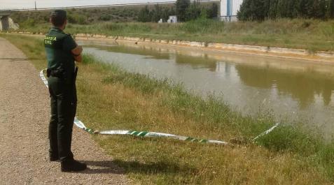Un agente de Guardia Civil en la zona donde desapareció el niño en Gallur