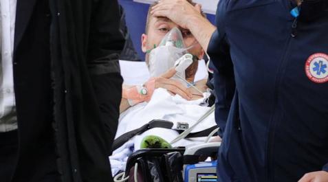 Tras el susto inicial, Eriksen abandonó el estadio en camilla pero consciente
