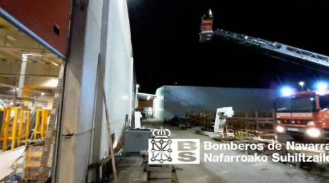 Los bomberos de Tudela durante su intervención en un incendio en la empresa Nano Automotive