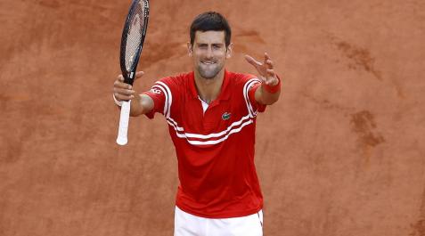 Djokovic reconquista París tras remontar a Tsitsipas