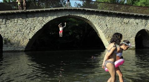 Navarra exprime los ríos y pantanos en un domingo de verano prematuro. Buxens El tiempo veraniego continuará en Navarra en este inicio de semana, con riesgo de que se produzcan algunas tormentas que a partir de la segunda mitad del miércoles serán más intensas, con bajada de temperaturas.