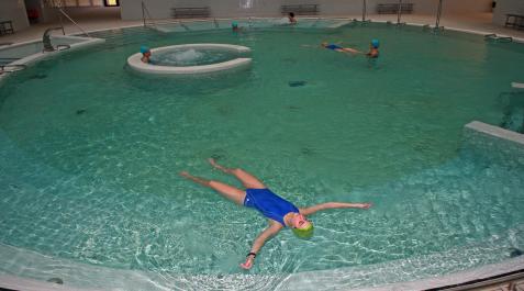 Elgorriaga Un grupo de personas disfruta de un baño en el balneario de Elgorriaga.