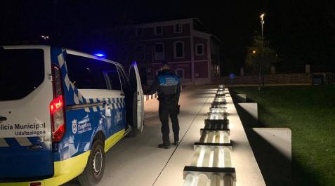 Un agente de la Policía Municipal de Pamplona, en un turno nocturno.