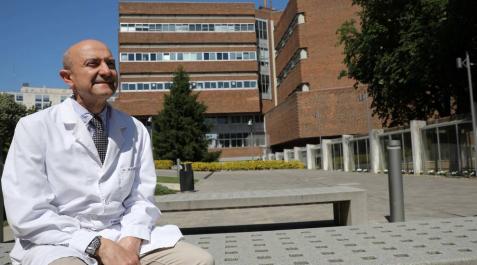 Miguel Ángel Martínez González, fotografiado en la explanada del edificio de Ciencias de la Universidad de Navarra.