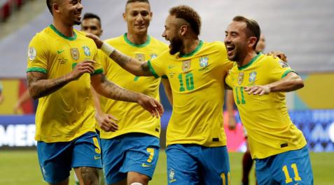 Neymar celebra su tanto con sus compañeros.