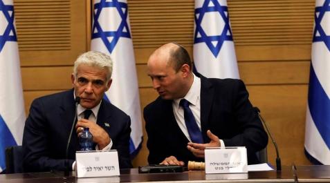Yair Lapid (izada) y Naftali Bennett (dcha), en el Parlamento israelí.