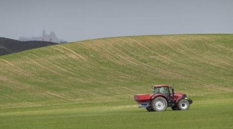 Imagen de archivo de un tractor realizando labores en el campo. Imagen de archivo de un tractor realizando labores en el campo.
