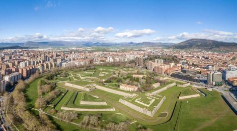 Imagen aérea de Pamplona desde la vertical de la Ciudadela y Vuelta del Castillo. Imagen aérea de Pamplona desde la vertical de la Ciudadela y Vuelta del Castillo.