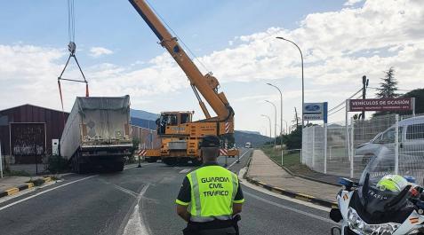 Se suelta el remolque de un camión y se estrella en Aoiz